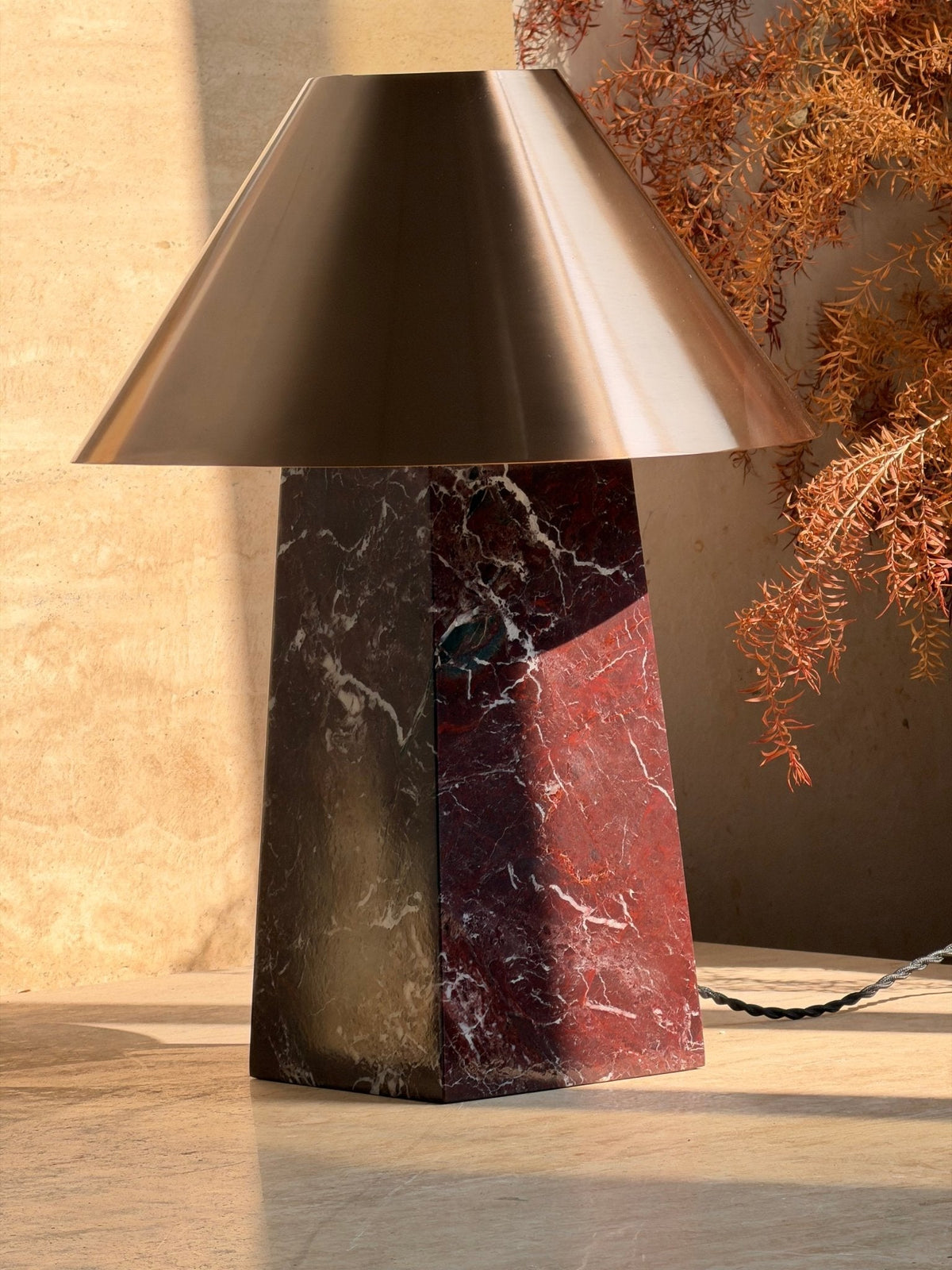 Conic tafellamp van Rood Marmer en Goud