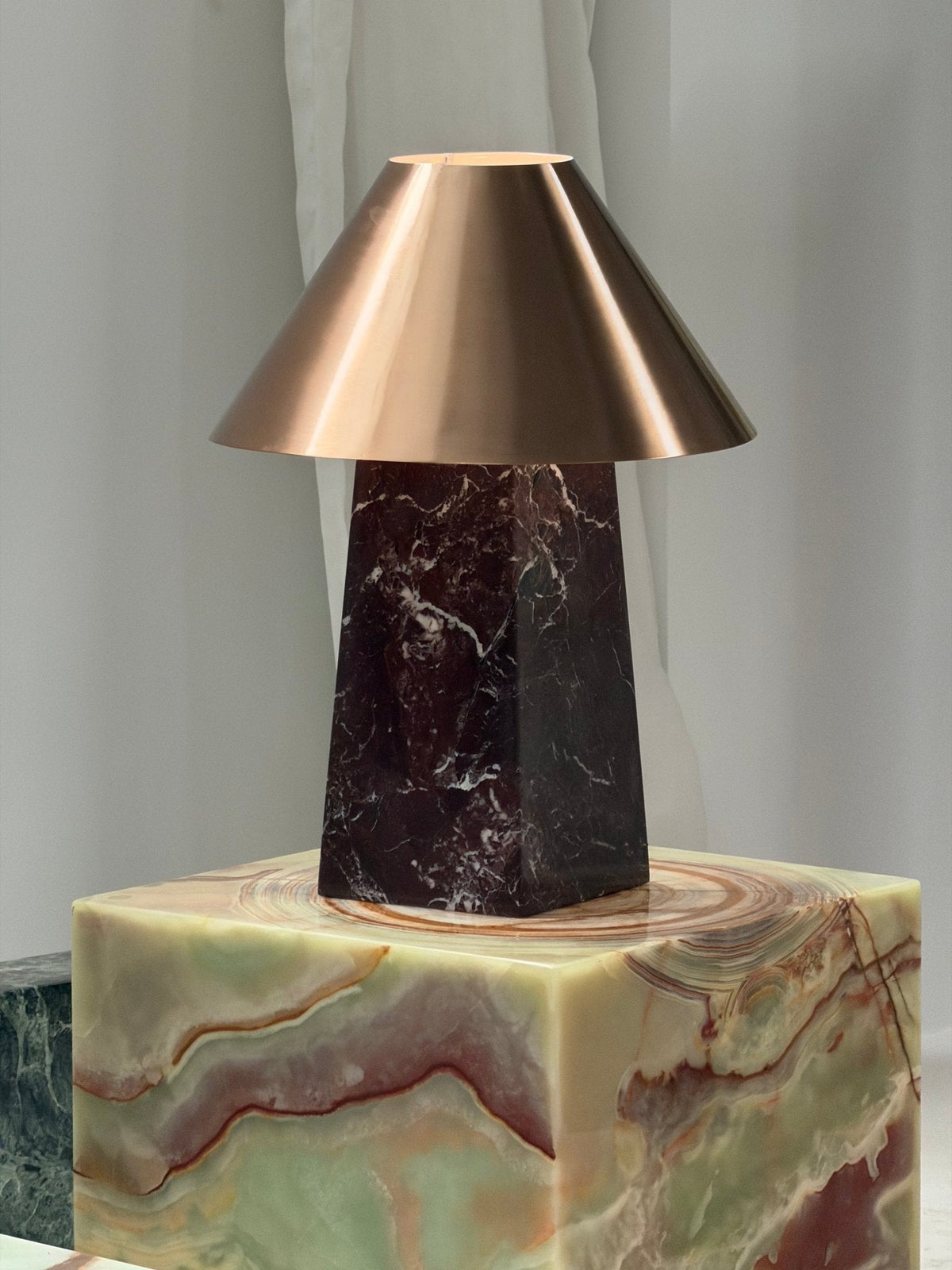 Conic tafellamp van Rood Marmer en Goud