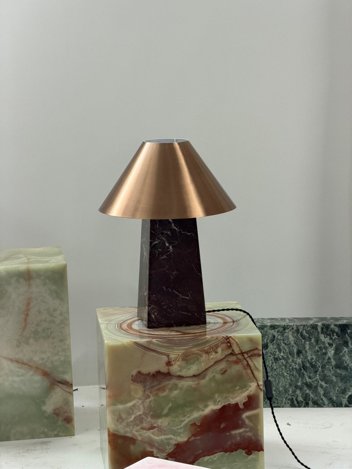 Conic tafellamp van Rood Marmer en Goud