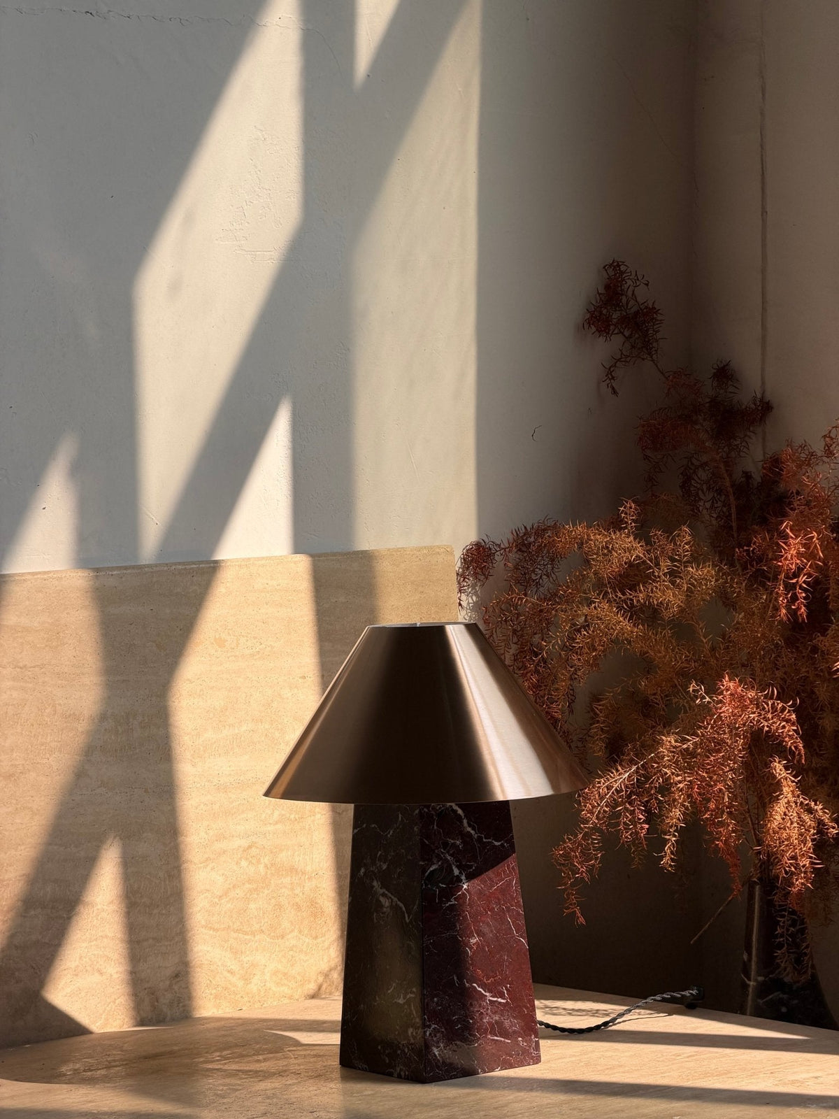 Conic tafellamp van Rood Marmer en Goud