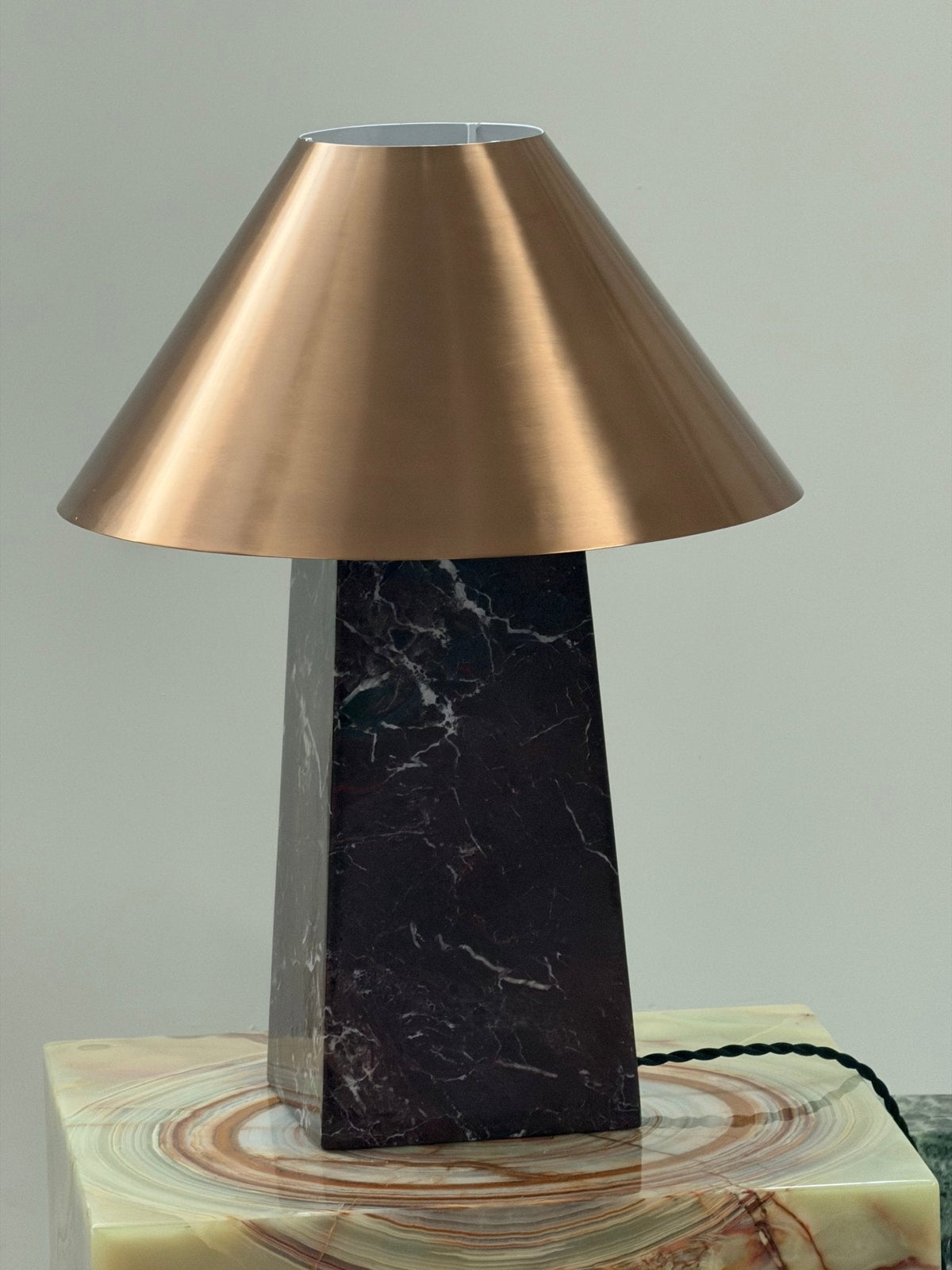 Conic tafellamp van Rood Marmer en Goud