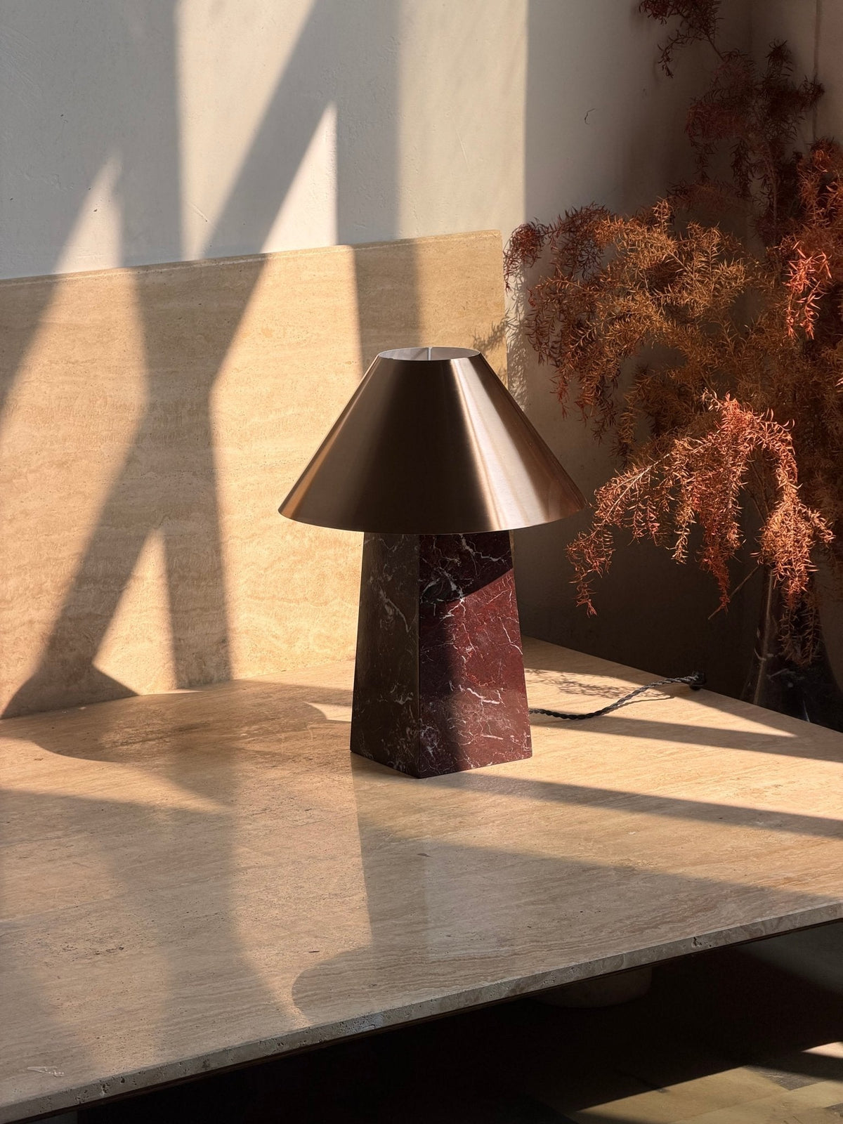 Conic tafellamp van Rood Marmer en Goud