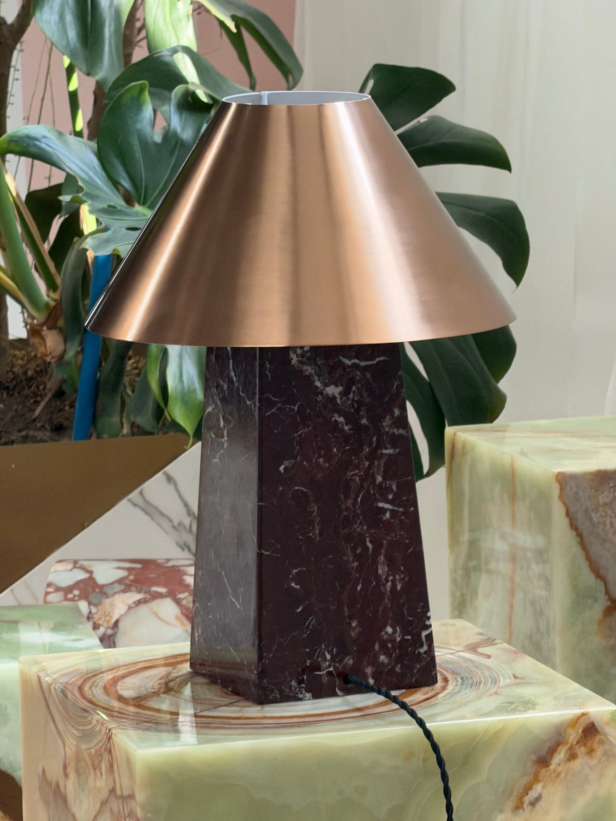 Conic tafellamp van Rood Marmer en Goud