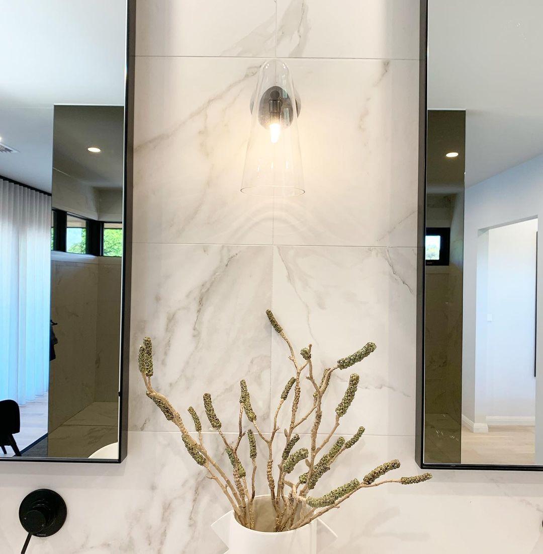 Yoke glazen wandlamp met goudkleurige afwerking en glas