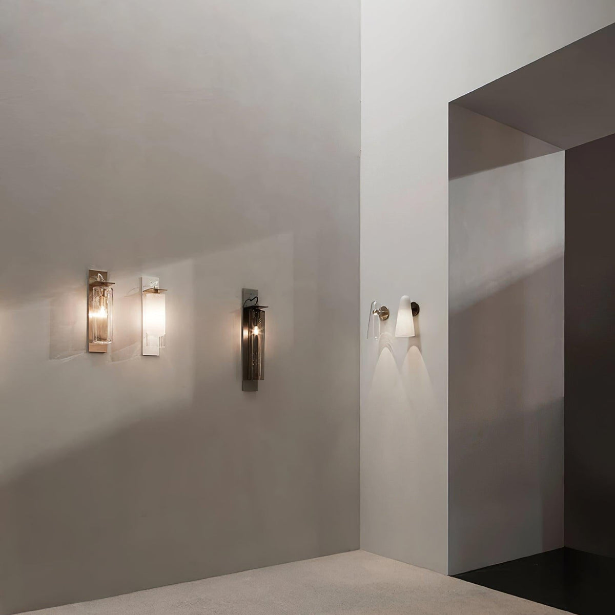 Yoke glazen wandlamp met goudkleurige afwerking en glas