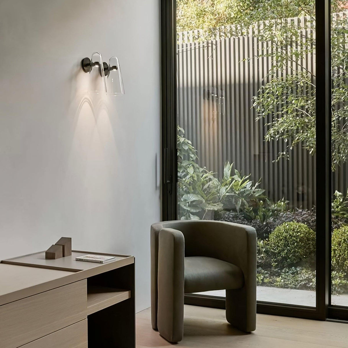 Yoke glazen wandlamp met goudkleurige afwerking en glas