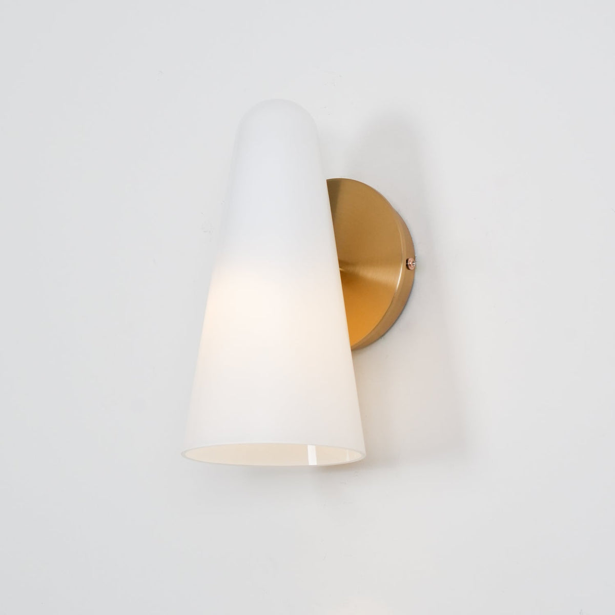 Yoke glazen wandlamp met goudkleurige afwerking en glas