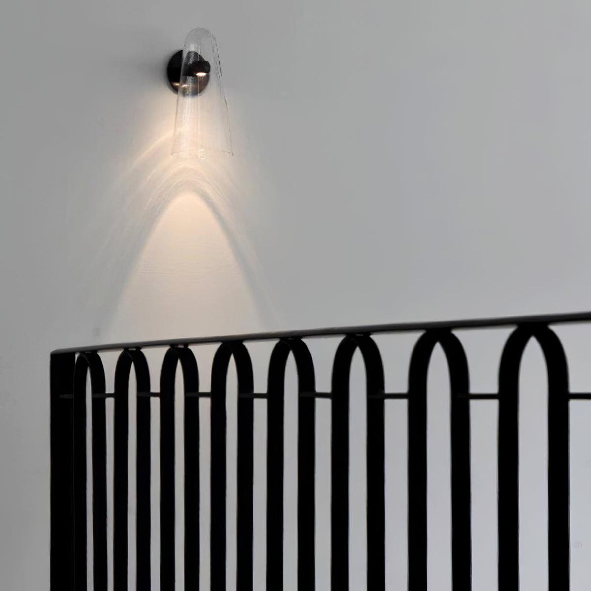 Yoke glazen wandlamp met goudkleurige afwerking en glas