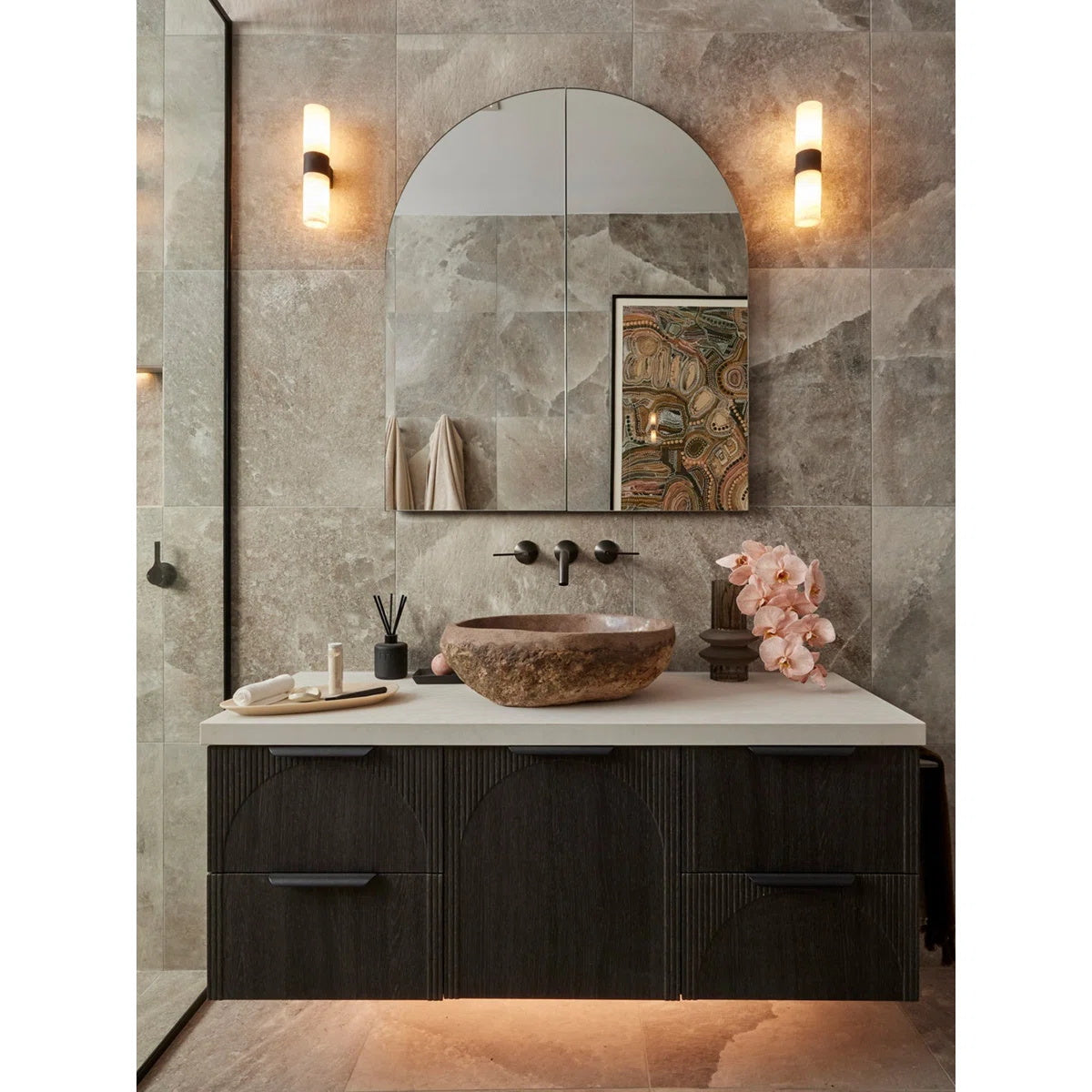 Alight albasten wandlamp