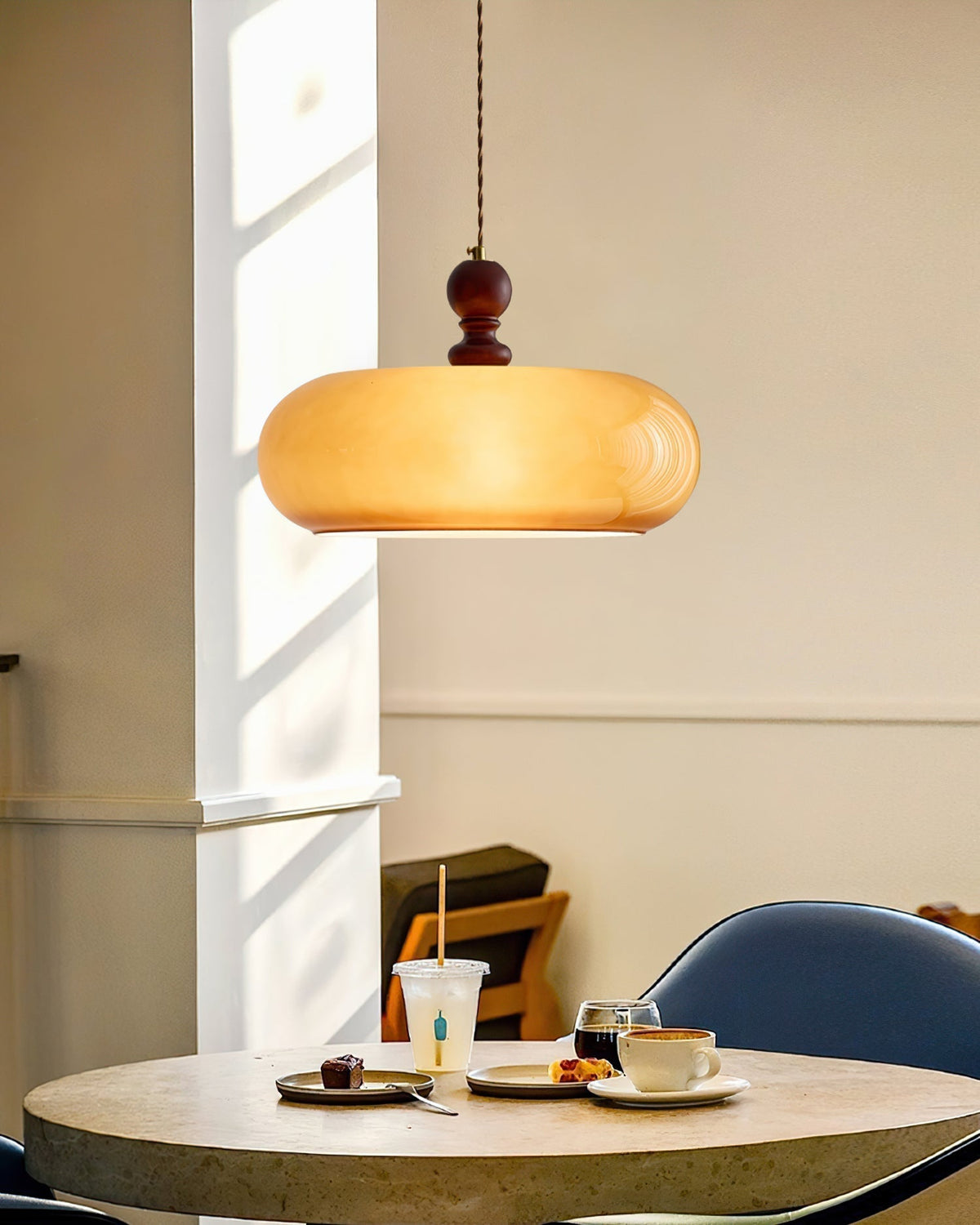 Arthur hanglamp met amberkleurige glazen kap