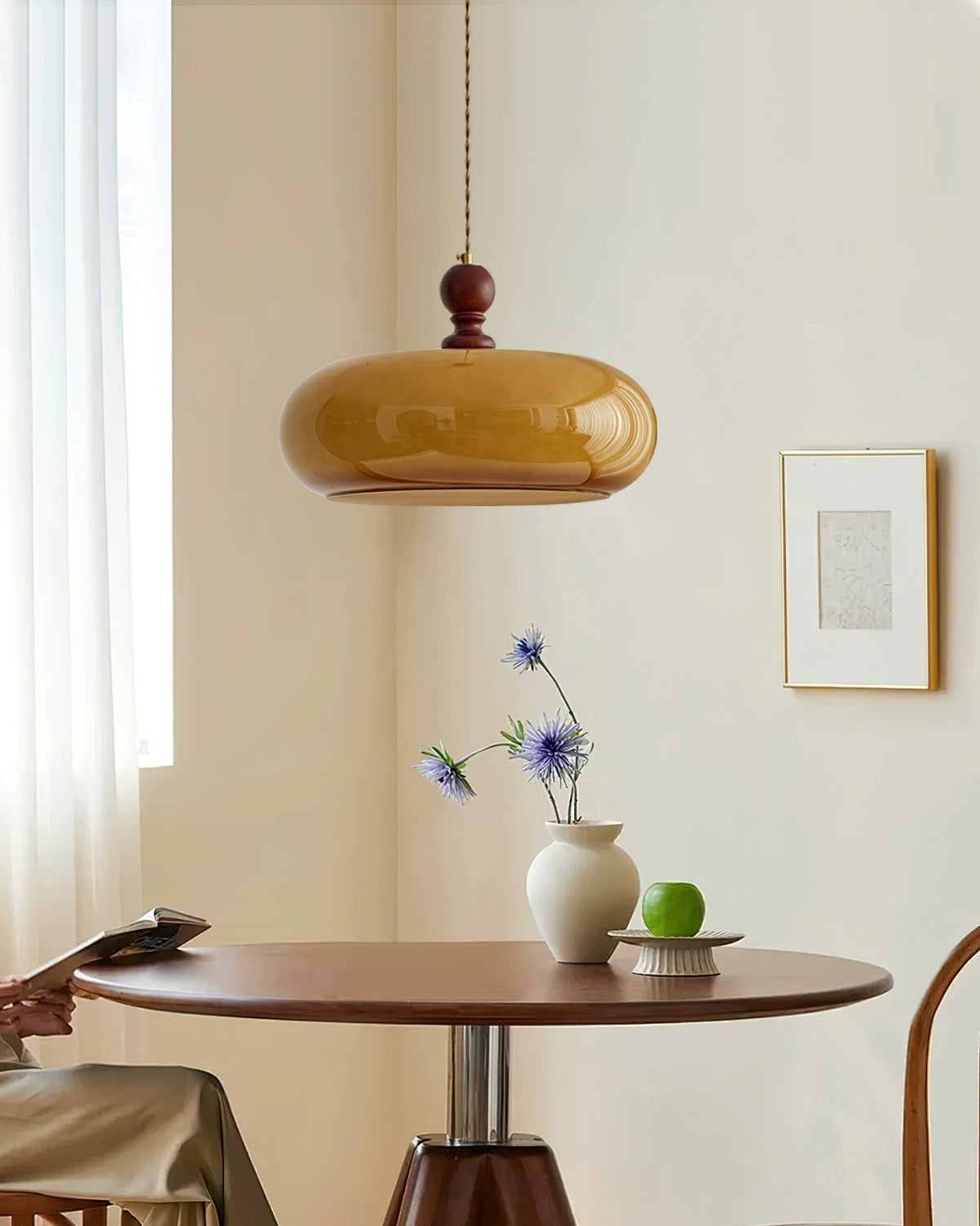 Arthur hanglamp met amberkleurige glazen kap
