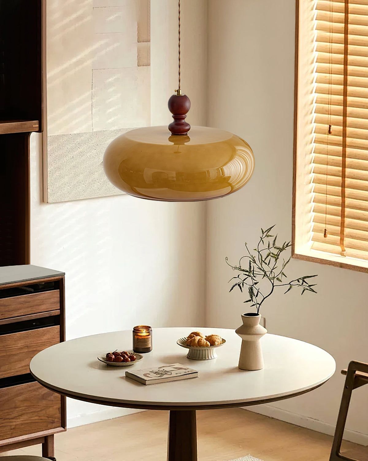 Arthur hanglamp met amberkleurige glazen kap