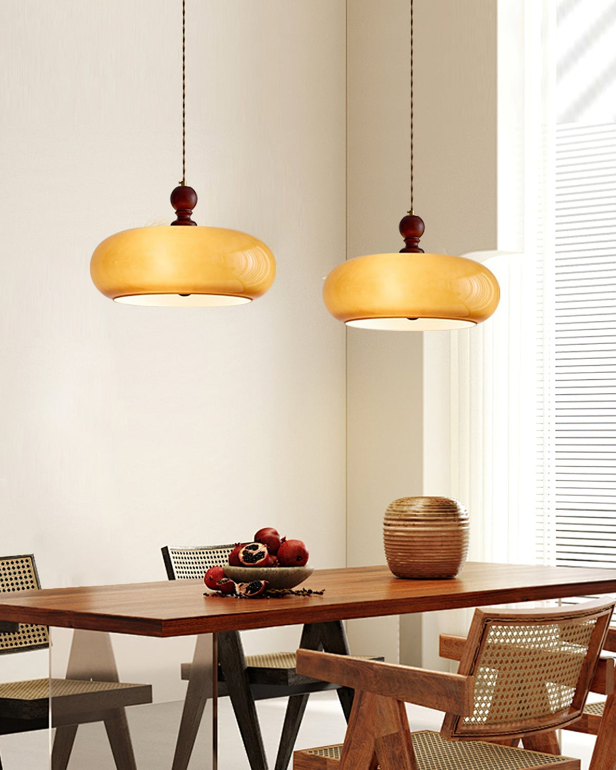 Arthur hanglamp met amberkleurige glazen kap
