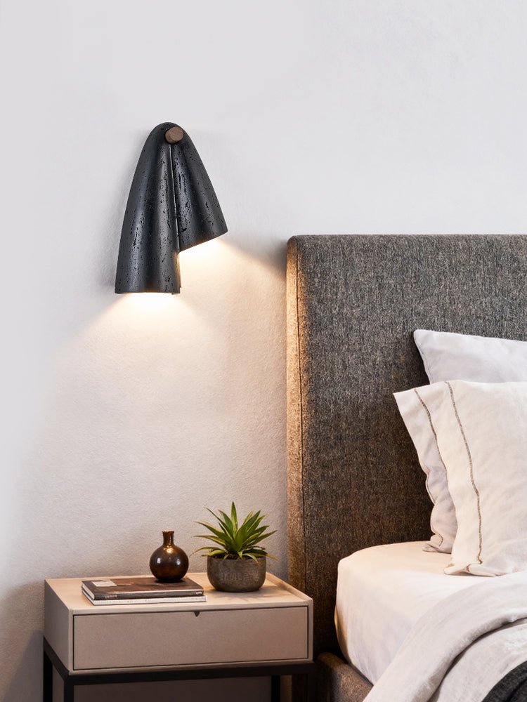 Kora Moderne wandlamp van zwart travertin
