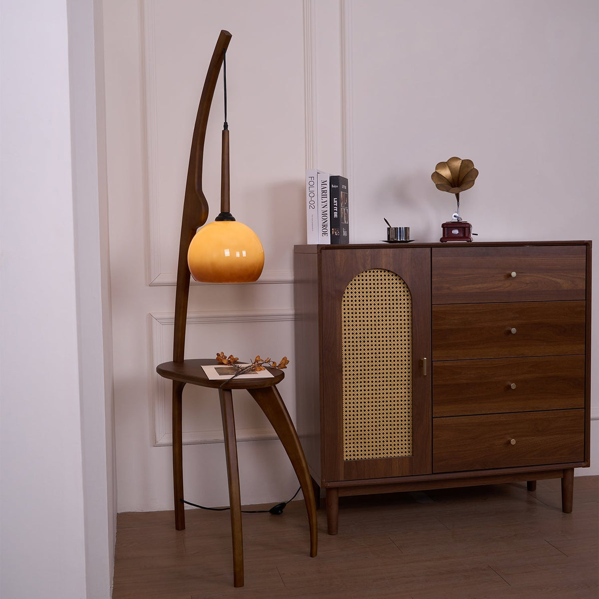 Selisora vloerlamp met gebogen mantisarm in walnootkleur