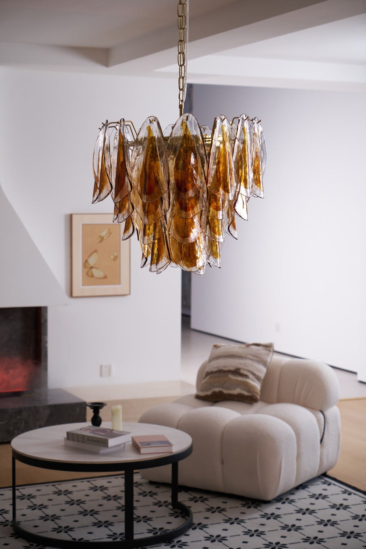 Lioraora kroonluchter met gelaagde amberkleurige bladvormige glasplaten voor organische warmte