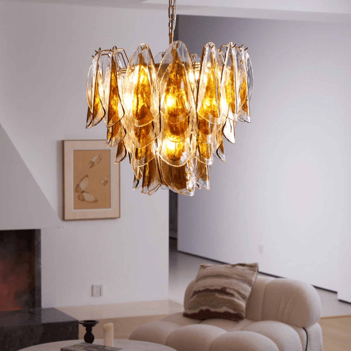 Lioraora kroonluchter met gelaagde amberkleurige bladvormige glasplaten voor organische warmte