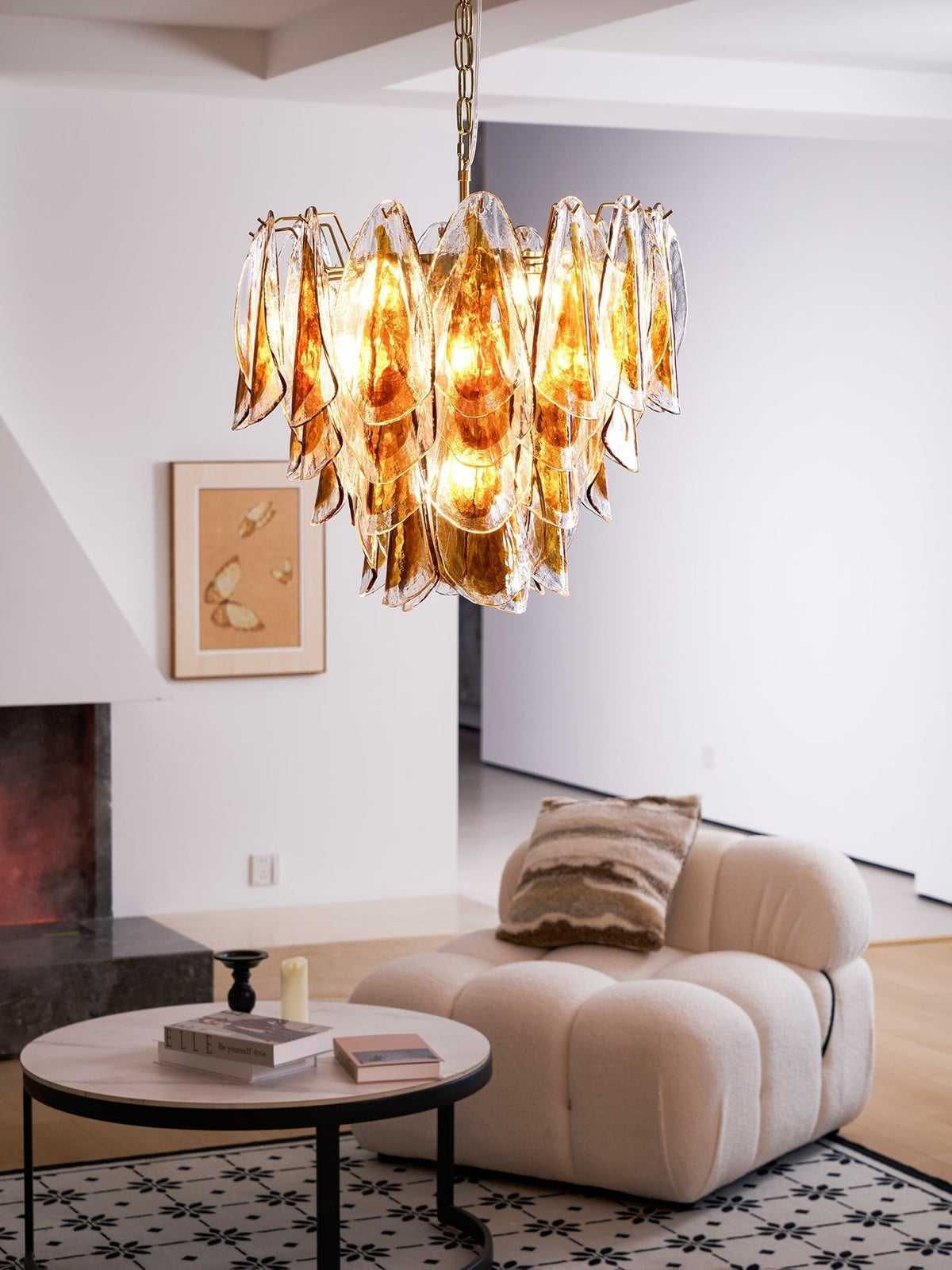 Lioraora kroonluchter met gelaagde amberkleurige bladvormige glasplaten voor organische warmte
