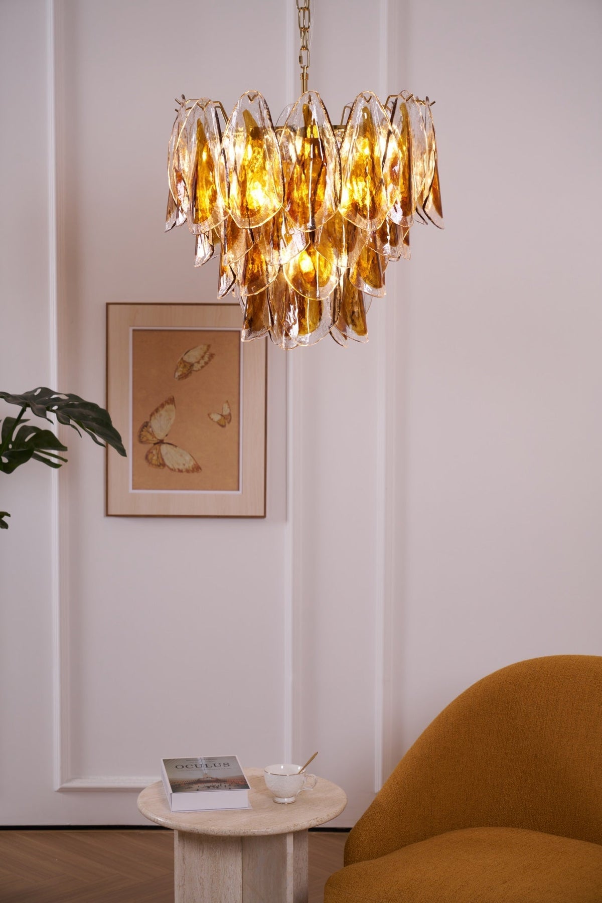 Lioraora kroonluchter met gelaagde amberkleurige bladvormige glasplaten voor organische warmte
