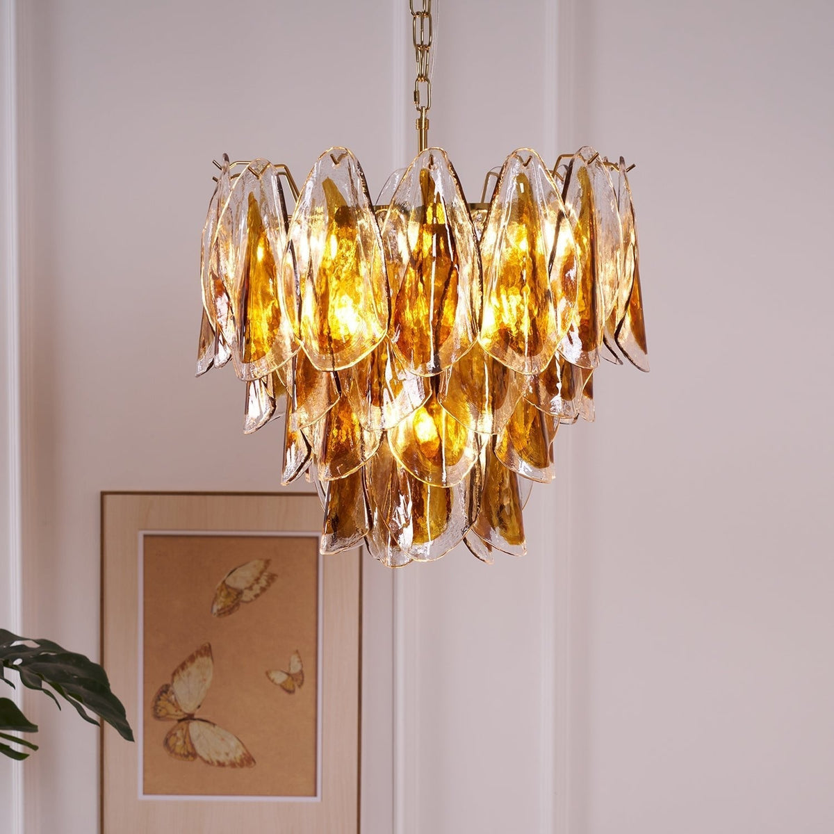 Lioraora kroonluchter met gelaagde amberkleurige bladvormige glasplaten voor organische warmte