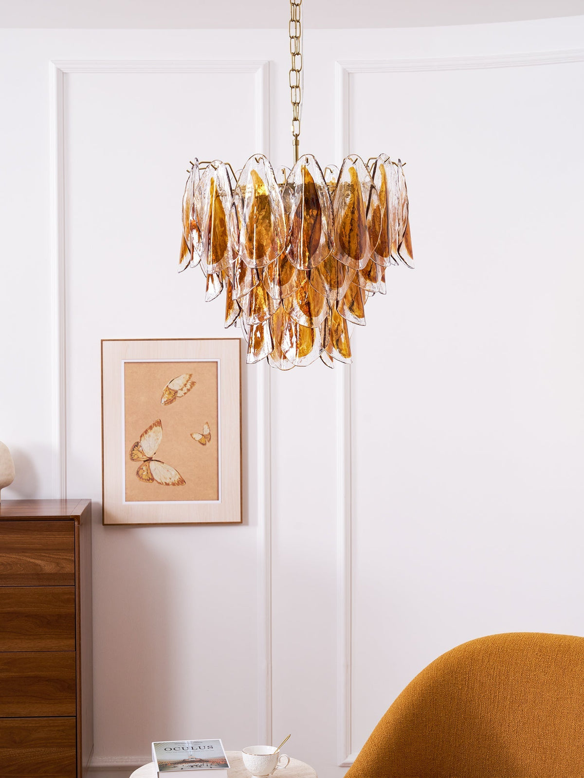 Lioraora kroonluchter met gelaagde amberkleurige bladvormige glasplaten voor organische warmte