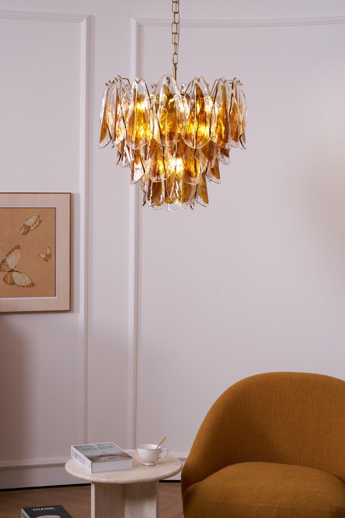 Lioraora kroonluchter met gelaagde amberkleurige bladvormige glasplaten voor organische warmte