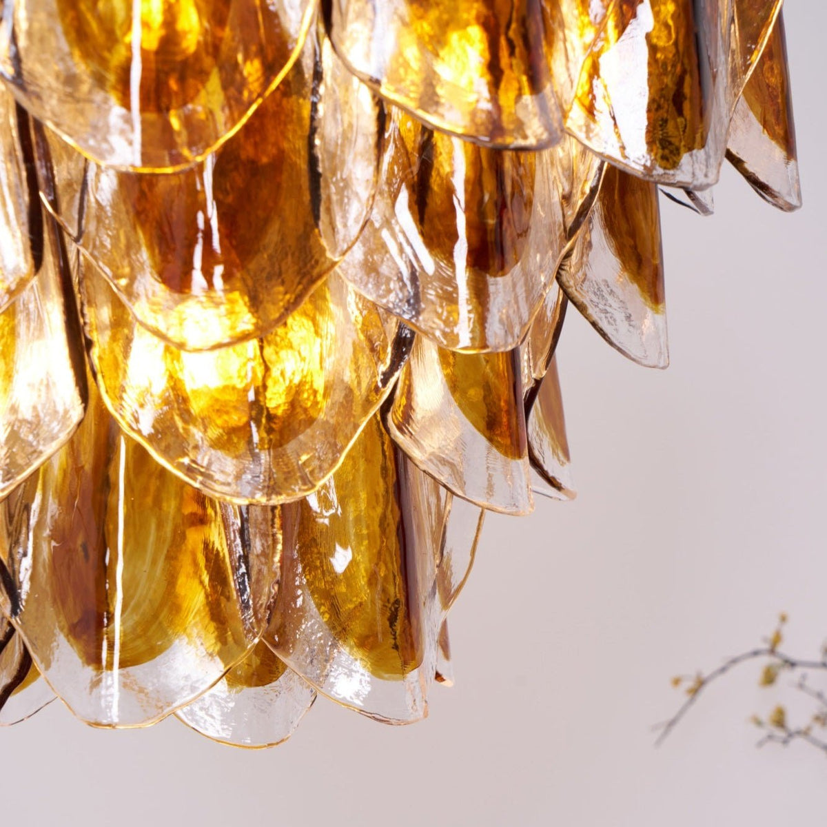 Lioraora kroonluchter met gelaagde amberkleurige bladvormige glasplaten voor organische warmte