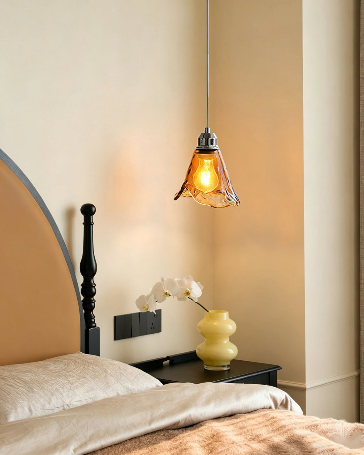 Amber hanglamp met glazen kap