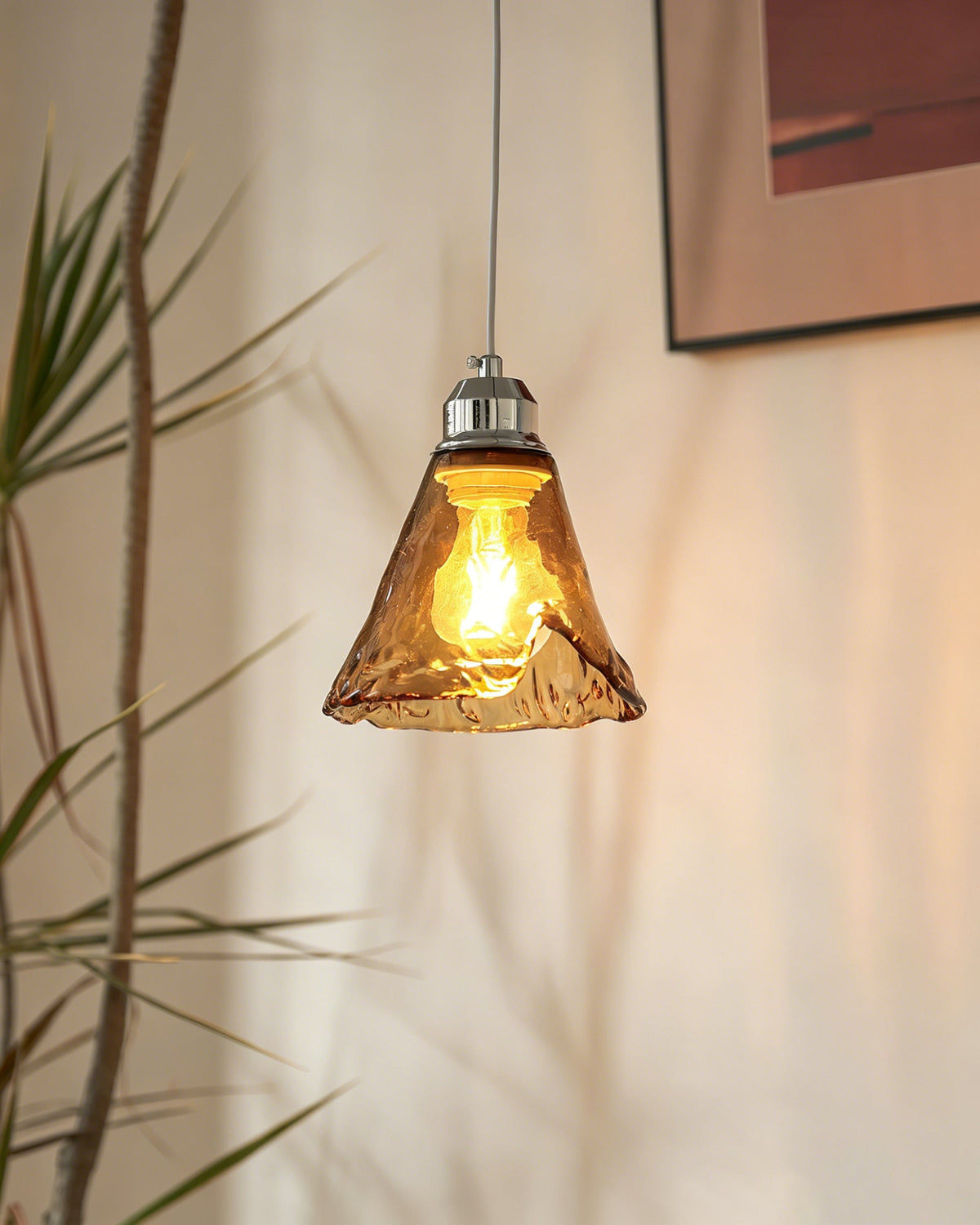 Amber hanglamp met glazen kap