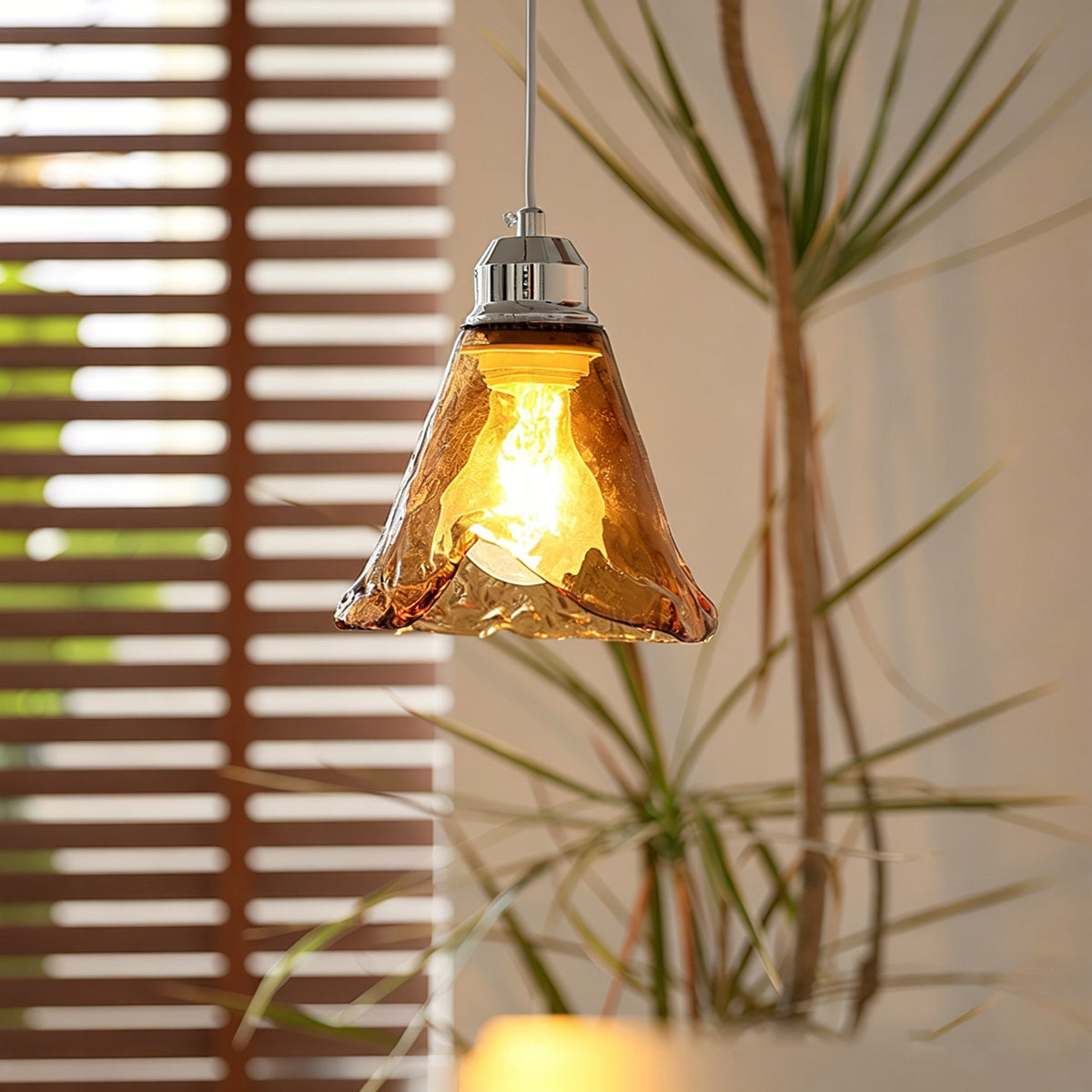 Amber hanglamp met glazen kap