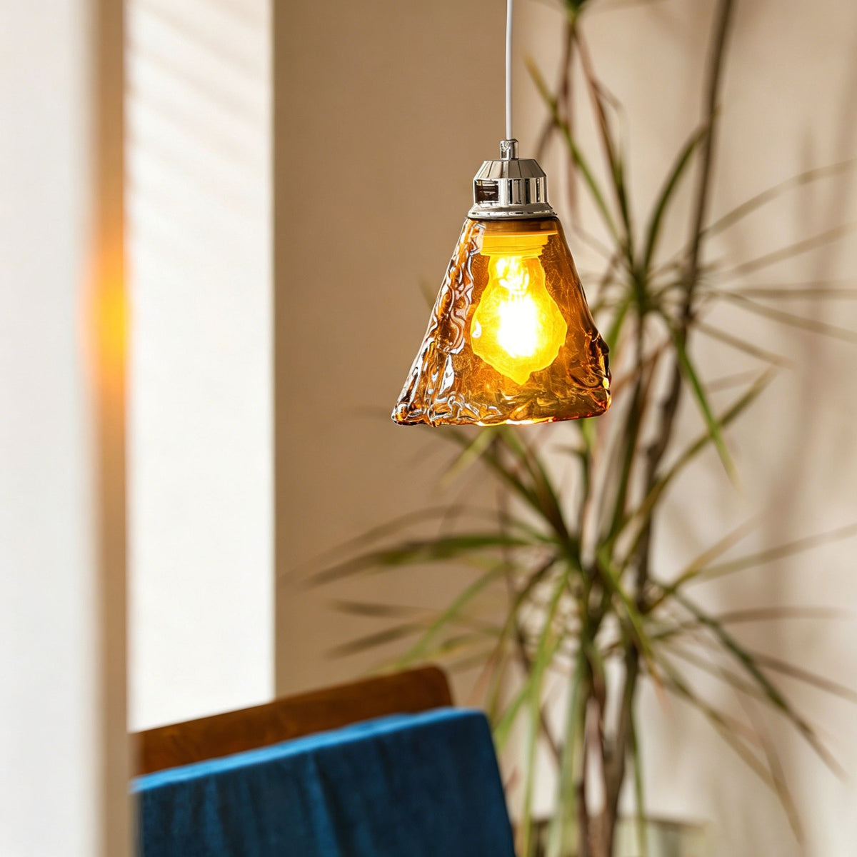 Amber hanglamp met glazen kap