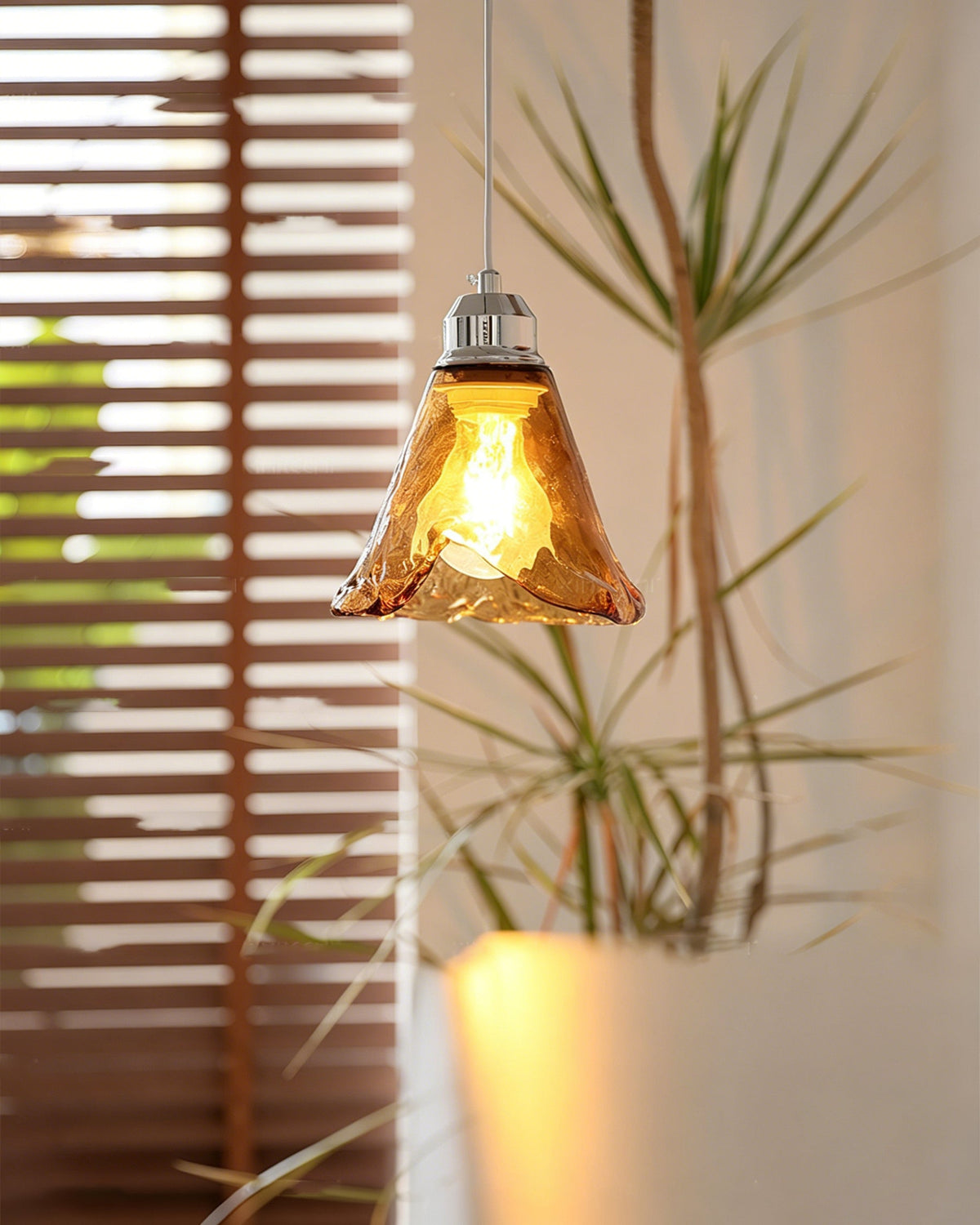 Amber hanglamp met glazen kap
