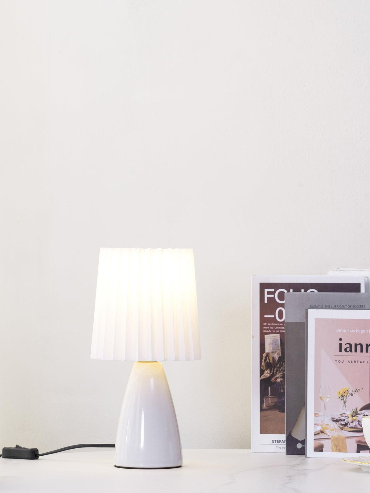 Boko minimalistische tafellamp van stof