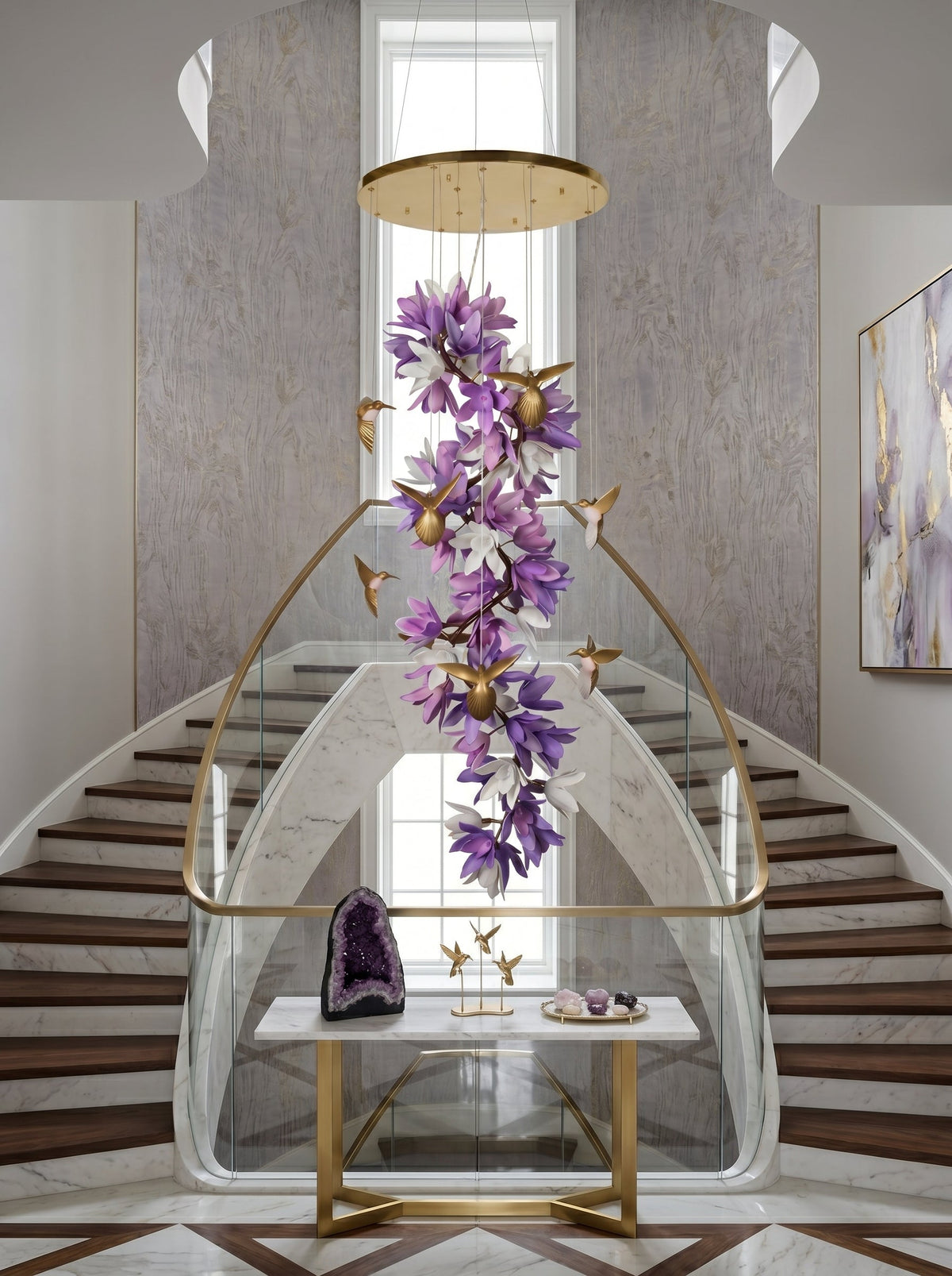 Riveora kroonluchter met goudkleurige afwerking en paarse bloemen