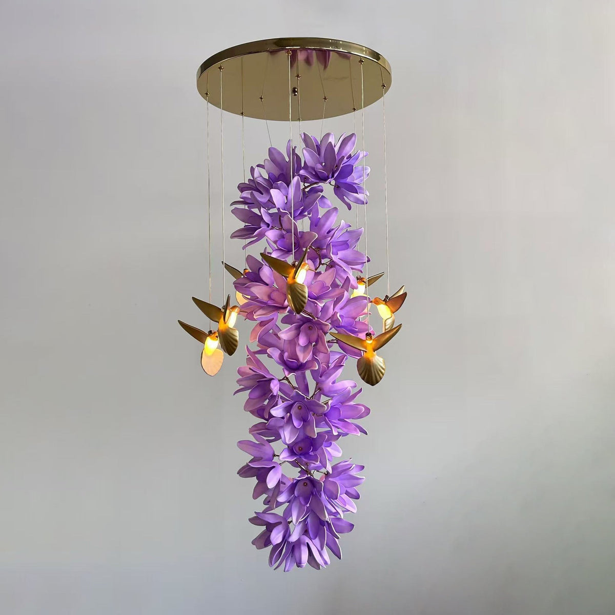 Riveora kroonluchter met goudkleurige afwerking en paarse bloemen