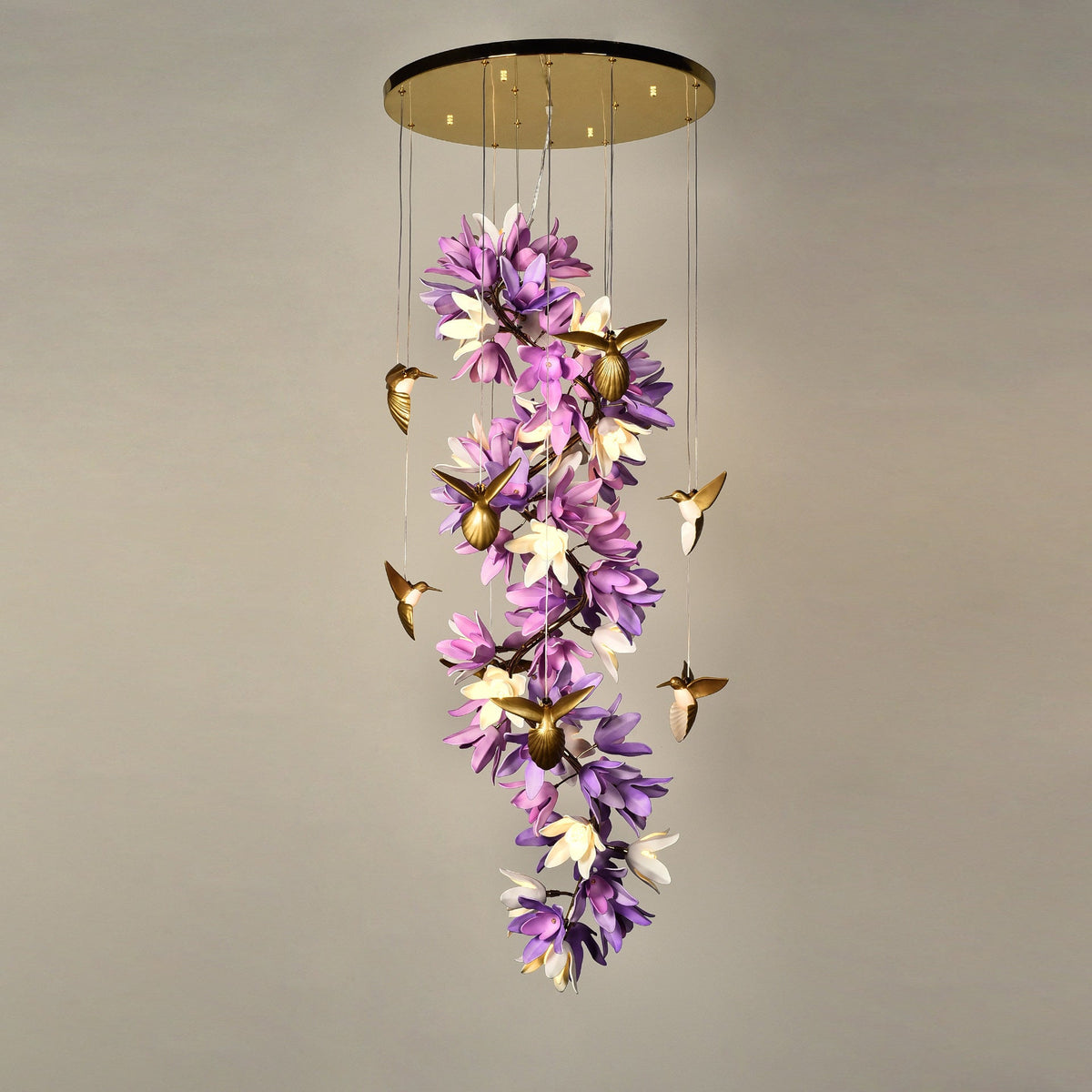 Riveora kroonluchter met goudkleurige afwerking en paarse bloemen