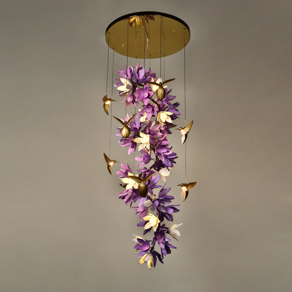 Riveora kroonluchter met goudkleurige afwerking en paarse bloemen