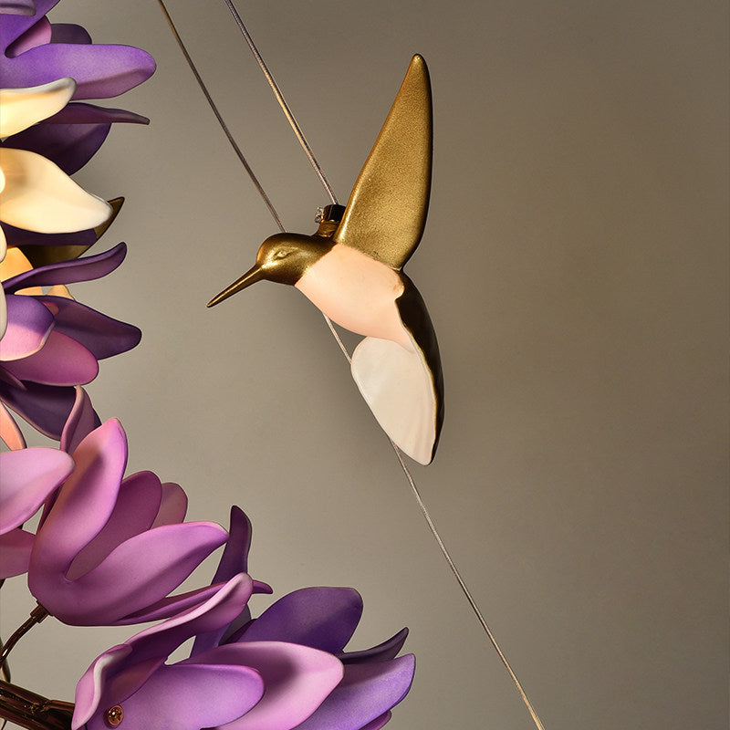 Riveora kroonluchter met goudkleurige afwerking en paarse bloemen