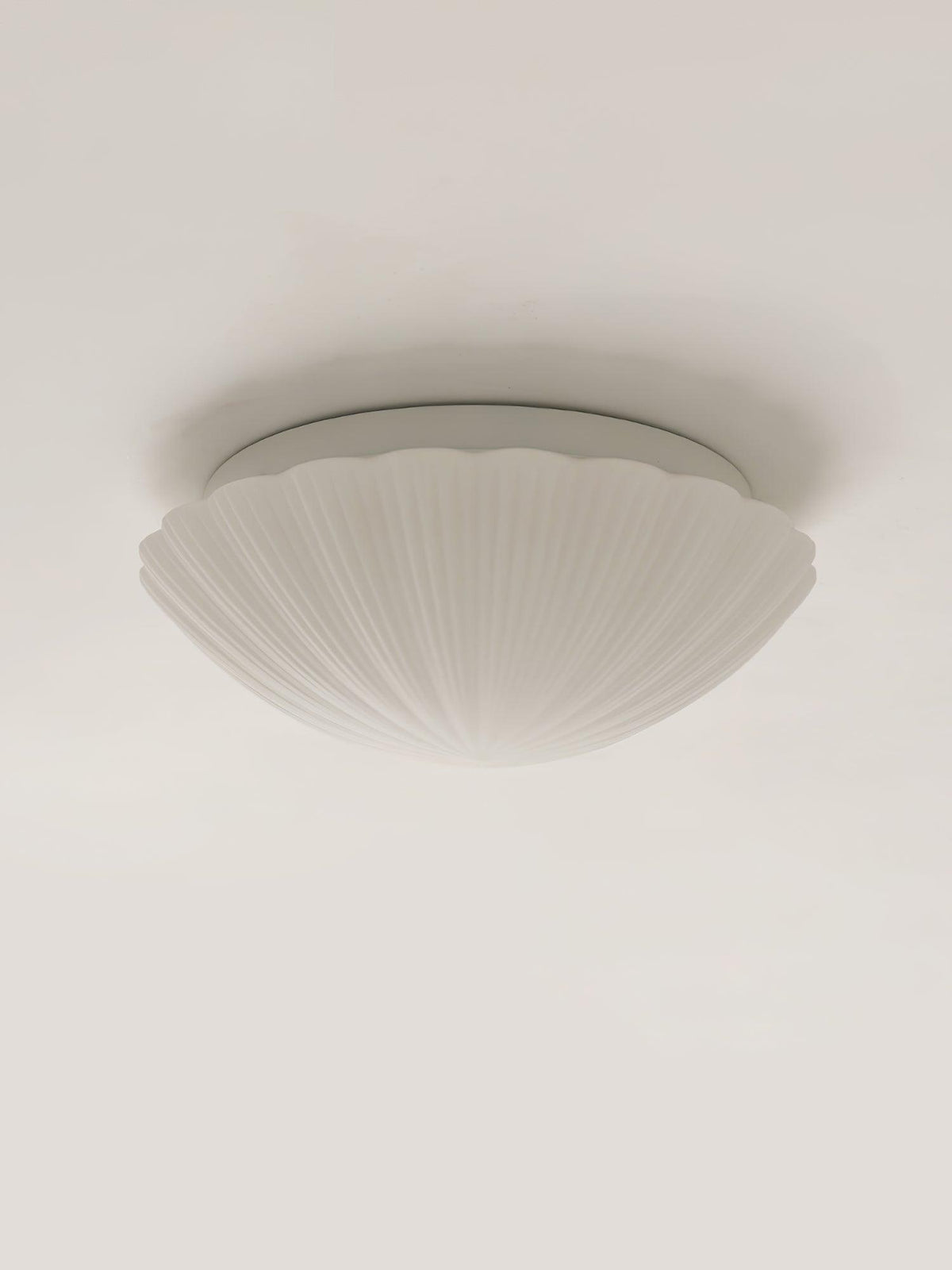 Elo plafondlamp met schelpvorm en ribbels, elegant