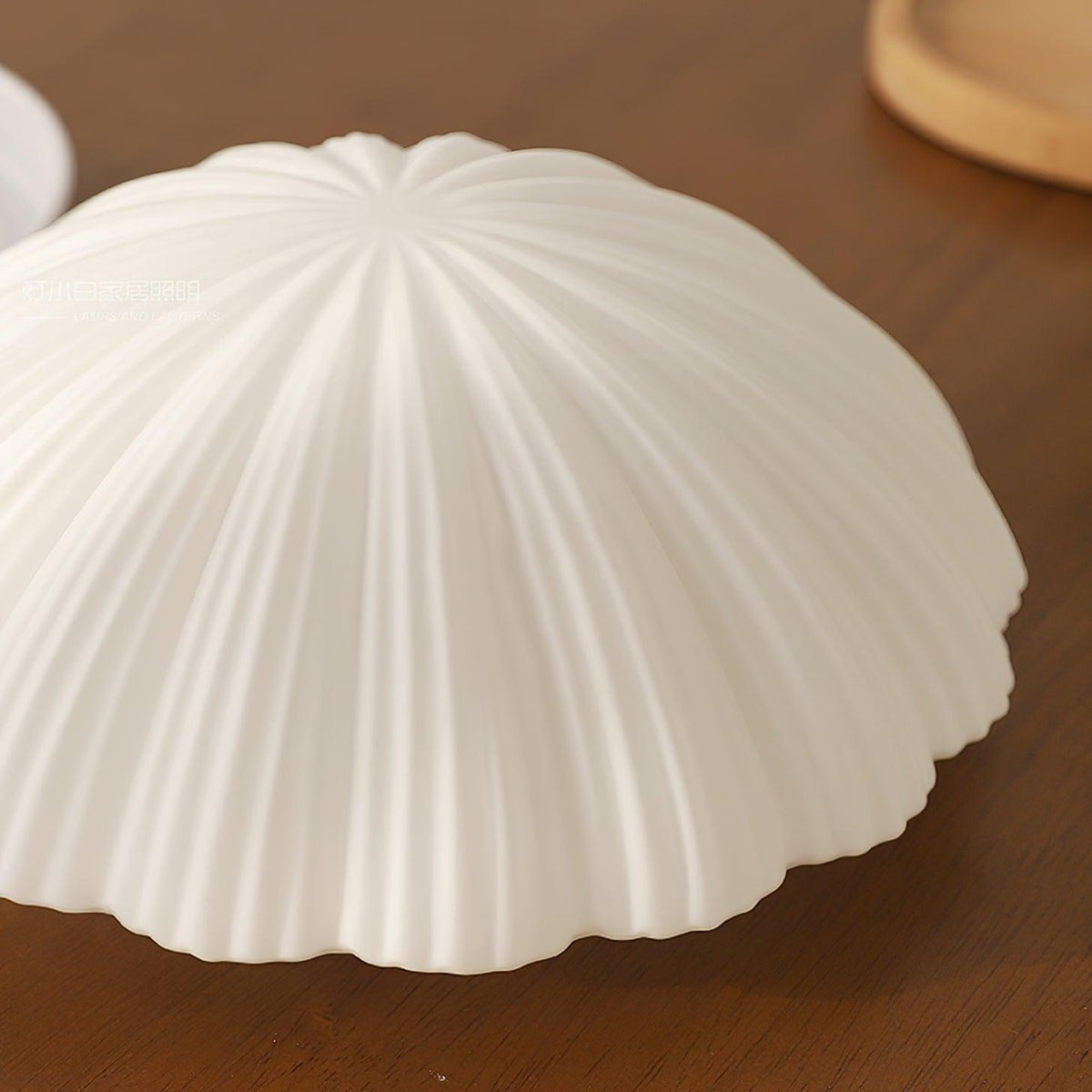 Elo plafondlamp met schelpvorm en ribbels, elegant