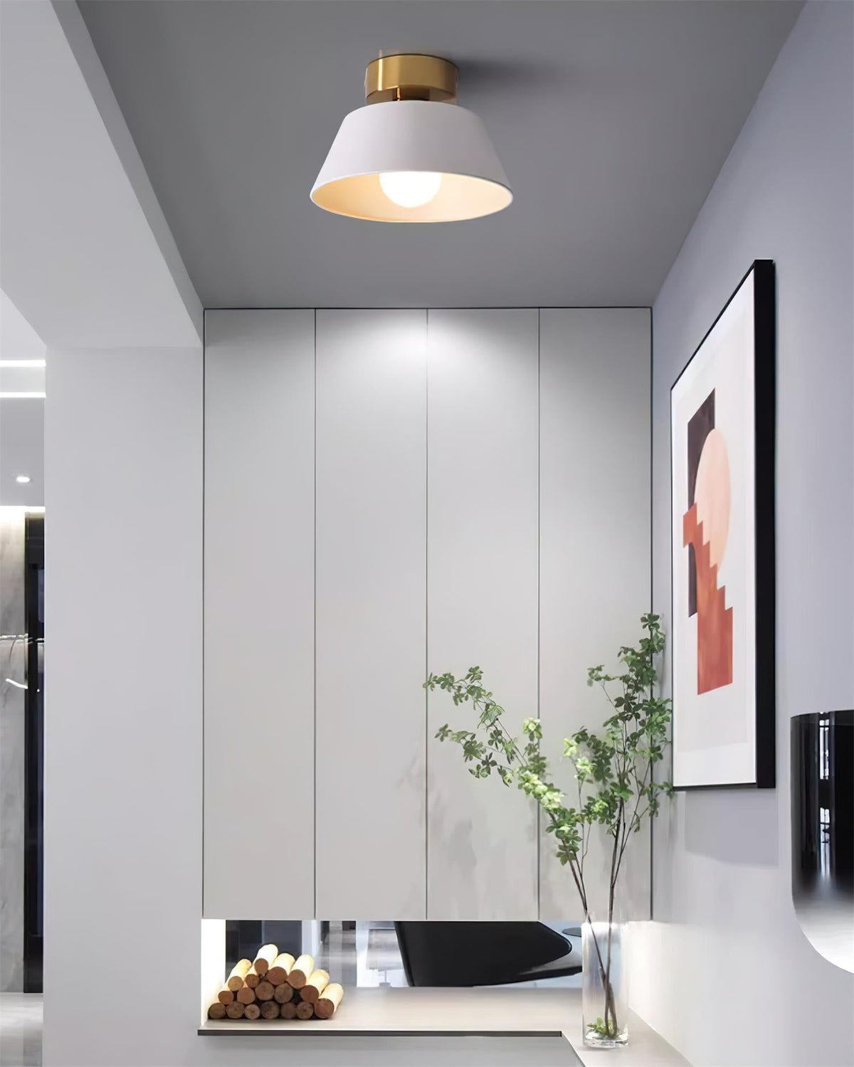 Moderne vlakke plafondlamp met metalen plafondkap in minimalistisch ontwerp