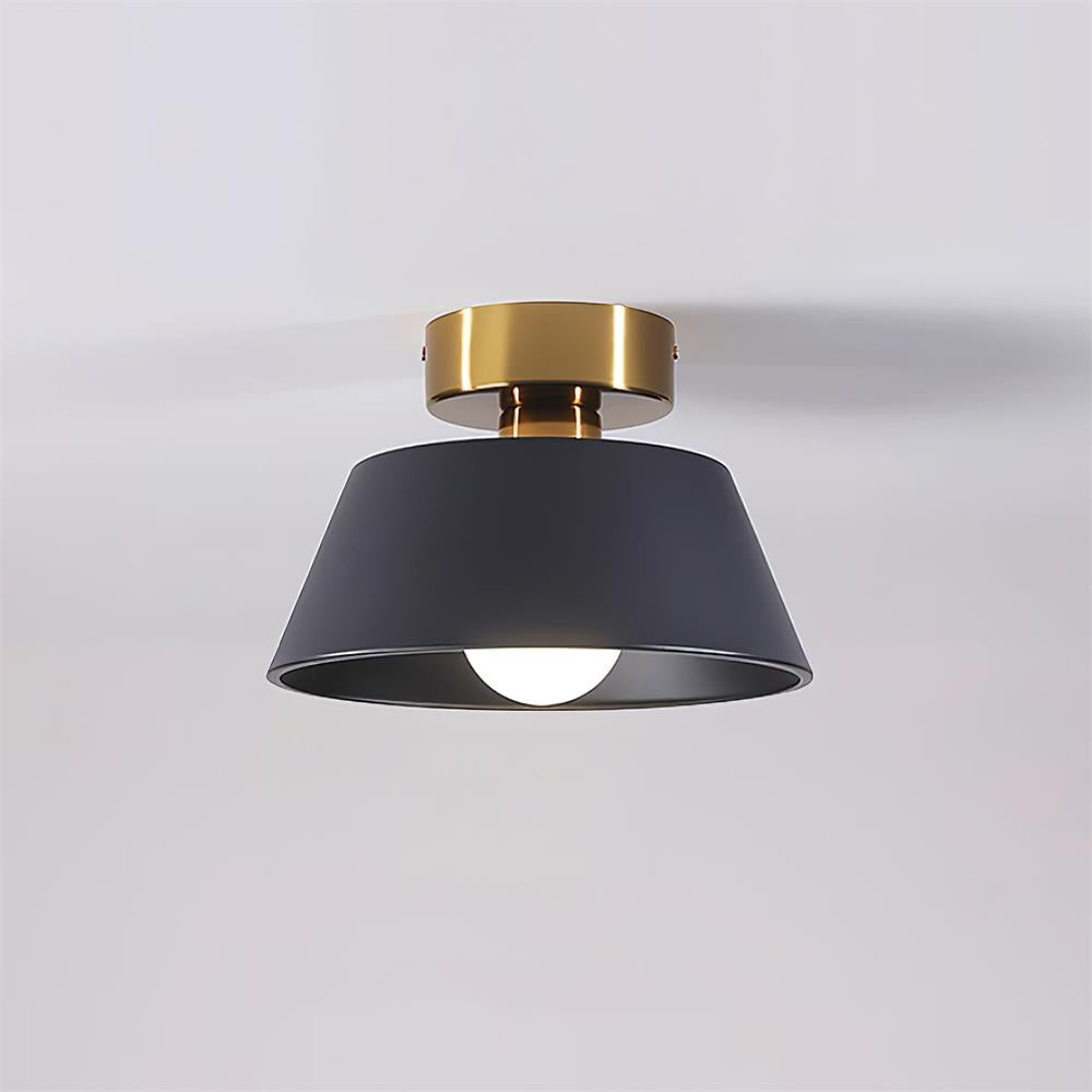 Moderne vlakke plafondlamp met metalen plafondkap in minimalistisch ontwerp