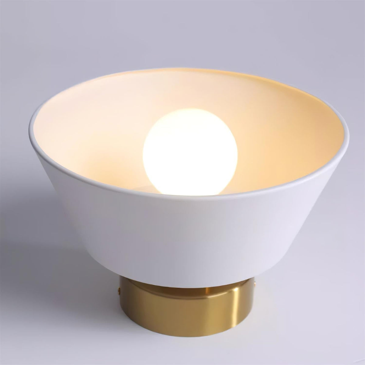 Moderne vlakke plafondlamp met metalen plafondkap in minimalistisch ontwerp