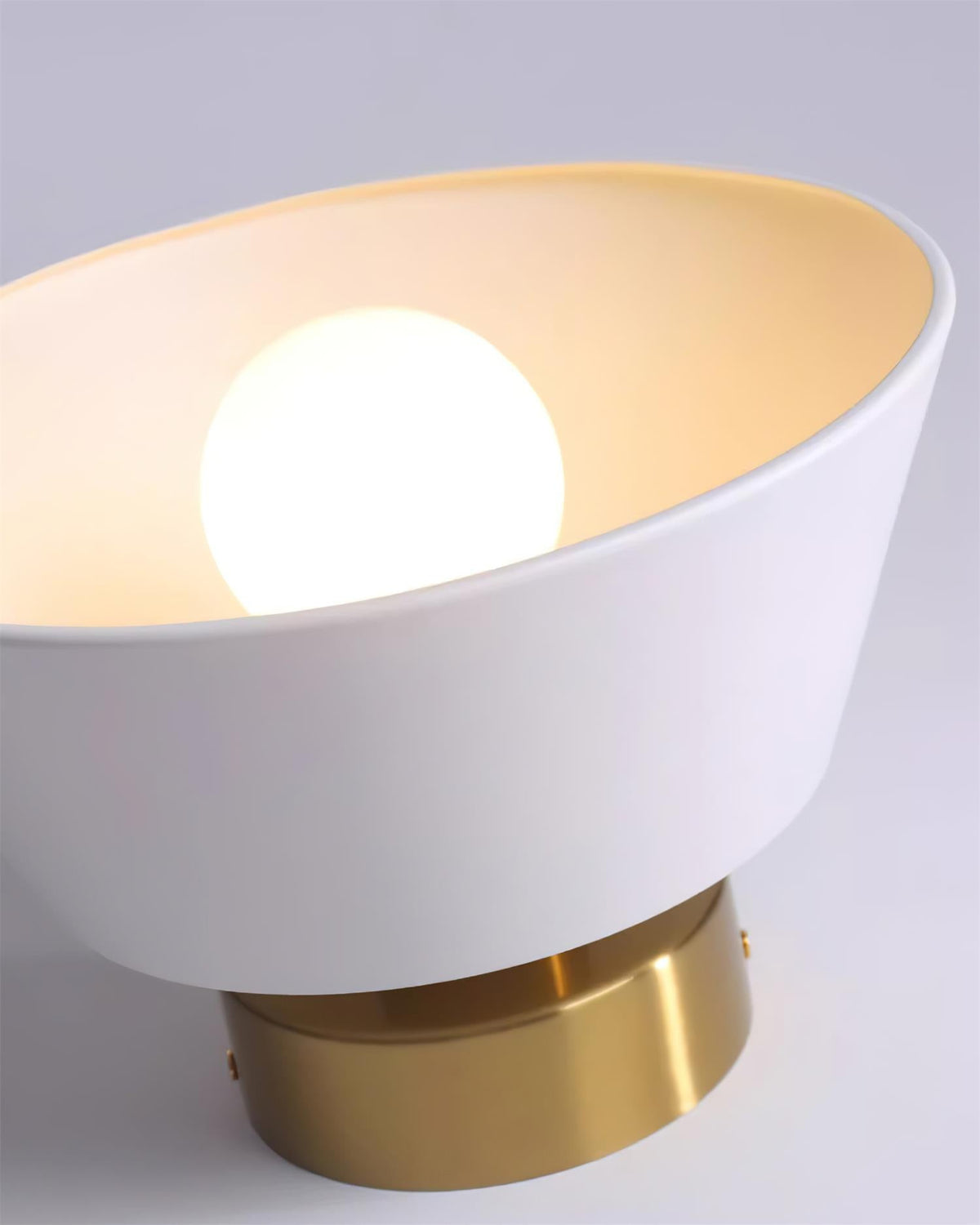 Moderne vlakke plafondlamp met metalen plafondkap in minimalistisch ontwerp