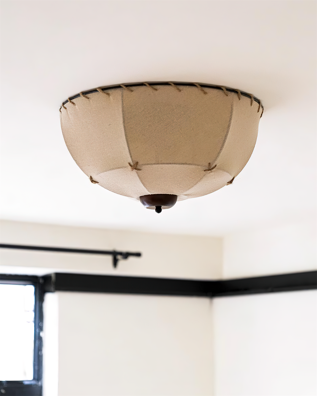 Plafondlamp met handgemaakte kap van hout en stof, rustiek