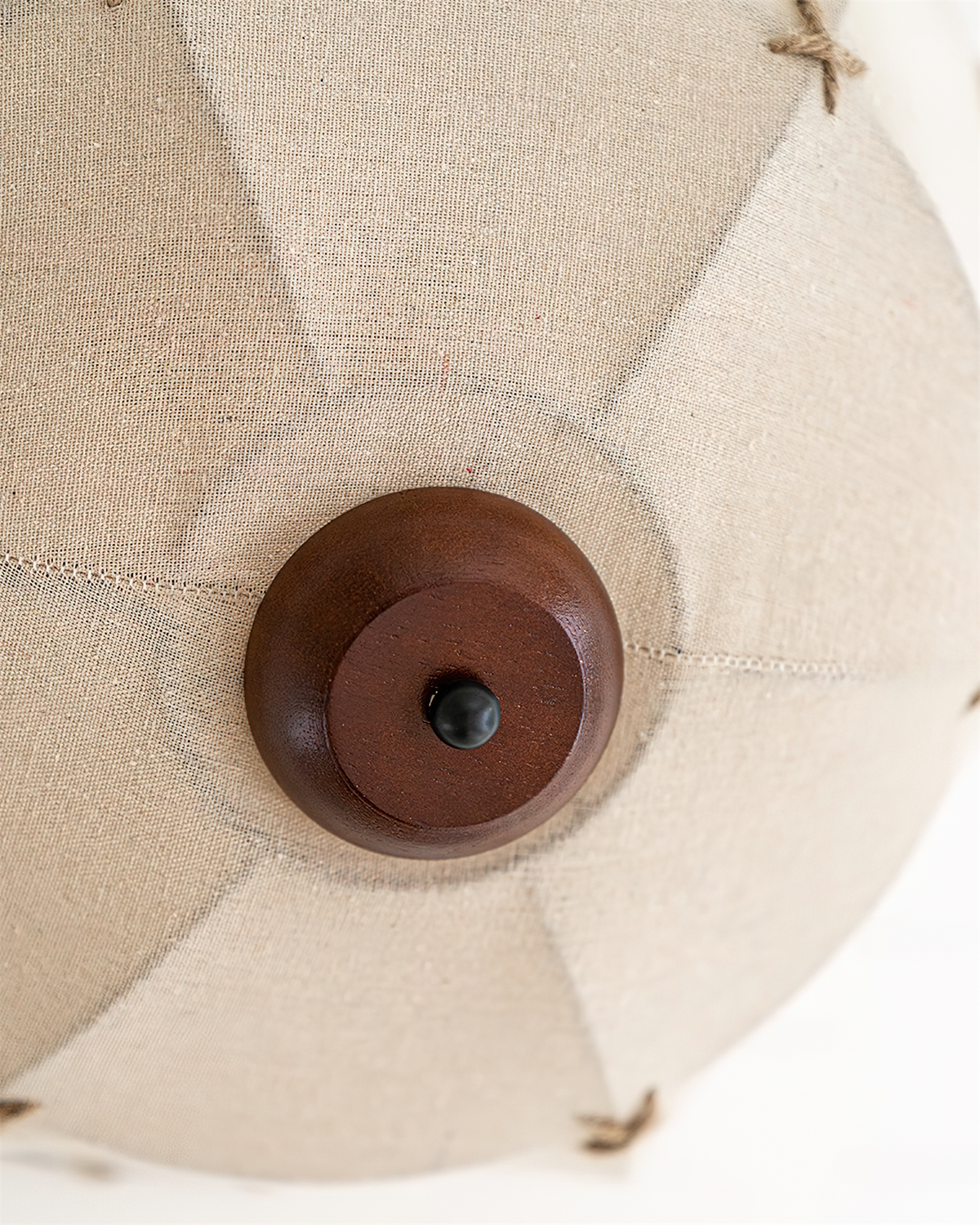 Plafondlamp met handgemaakte kap van hout en stof, rustiek