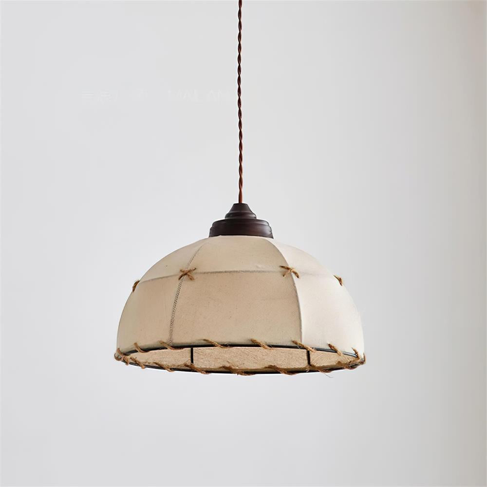 Hanglamp met stoffen koepelkap in vintage minimalistische stijl met zachte gloed