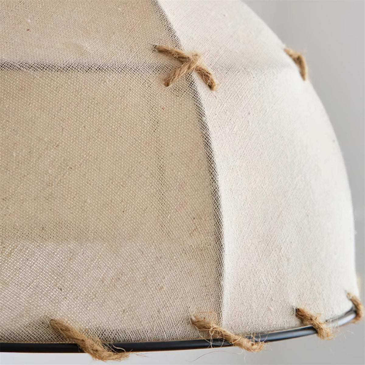 Hanglamp met stoffen koepelkap in vintage minimalistische stijl met zachte gloed