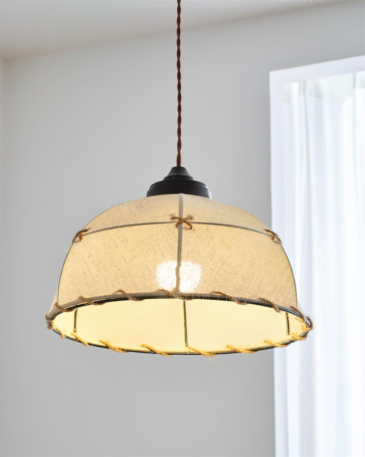 Hanglamp met stoffen koepelkap in vintage minimalistische stijl met zachte gloed