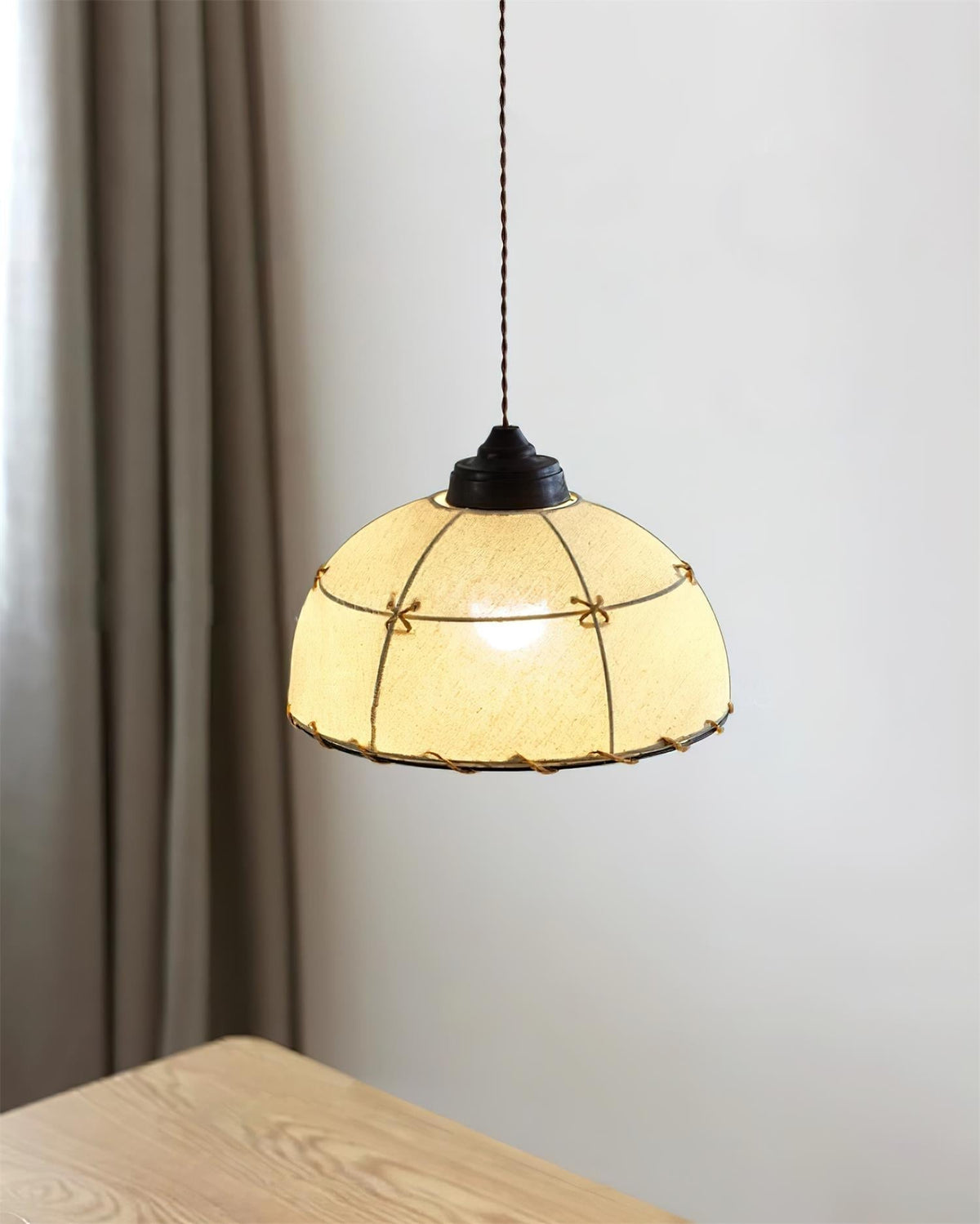 Hanglamp met stoffen koepelkap in vintage minimalistische stijl met zachte gloed